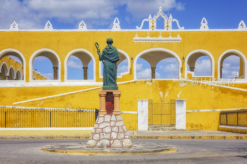 位于墨西哥尤卡坦半岛伊扎马尔的圣安东尼奥·德·帕多瓦修道院，前景是迭戈·德·兰达的雕像/ Yucatán
